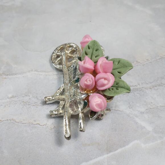 Silver Tone Wheel Barrow full of Pink Roses Brooch Pin, Vintage Spring Accessory - Picture 3 of 9